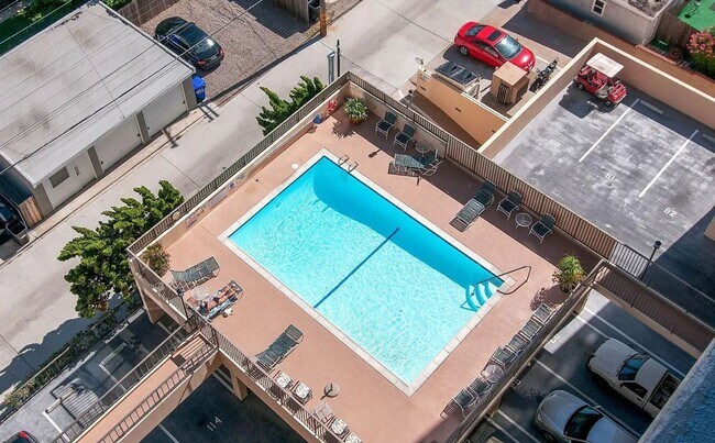 Building Photo - Live Large in PB w/ Ocean Views!