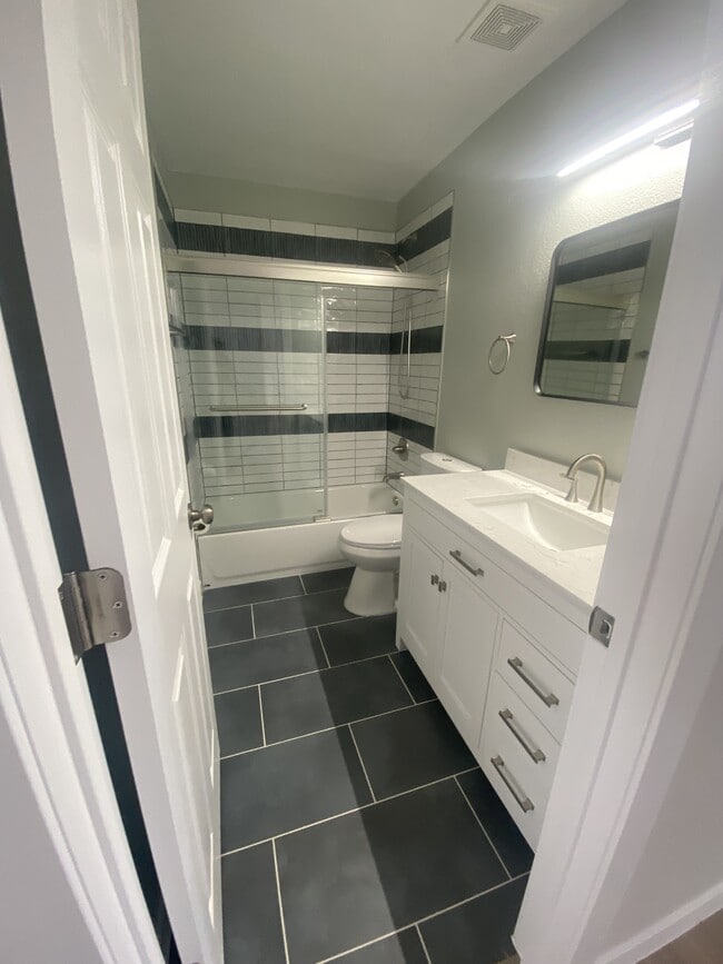 Building Photo - 1341 N Stratton Ave