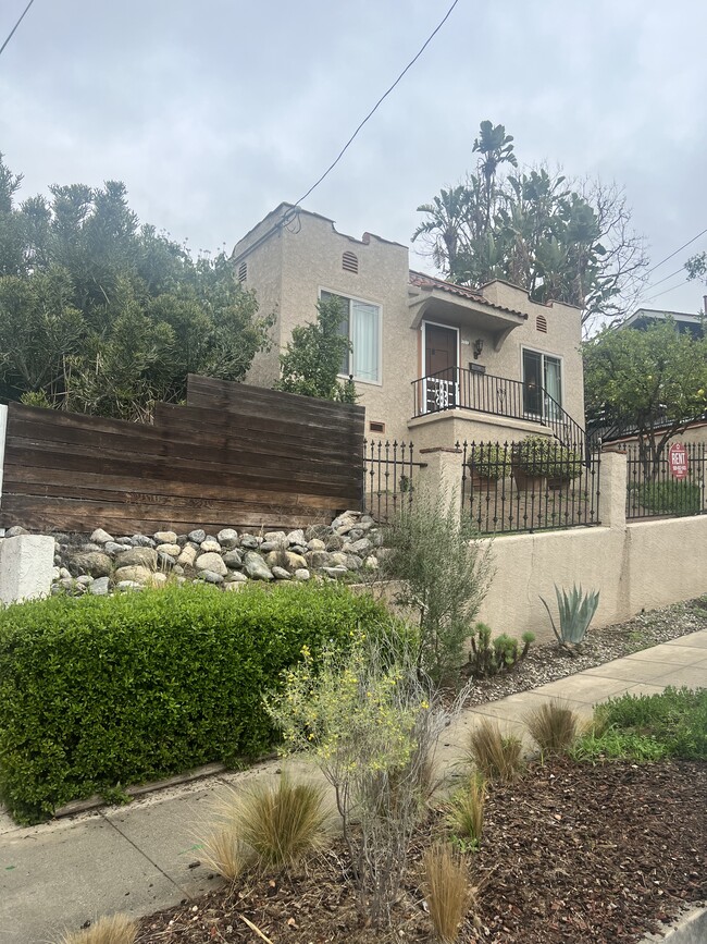 Building Photo - 1585 Curran St