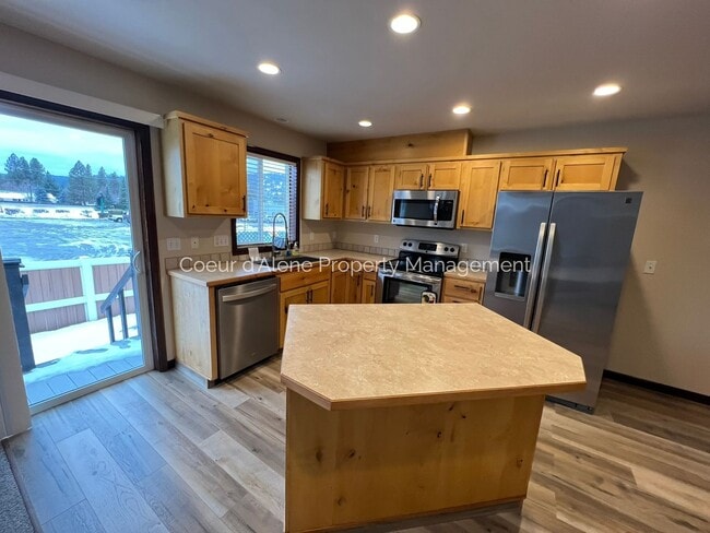 Building Photo - 3 bed, 2.5 bath townhouse