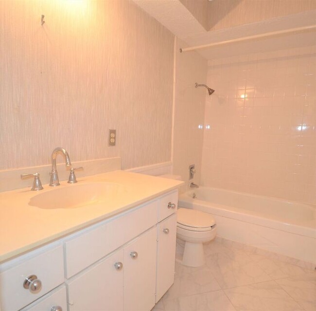 Building Photo - Tara Condos 2 Bed 1 Bath Apt NW 63rd & May...