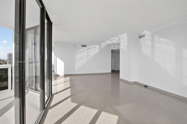 Building Photo - 20185 E Country Club Dr