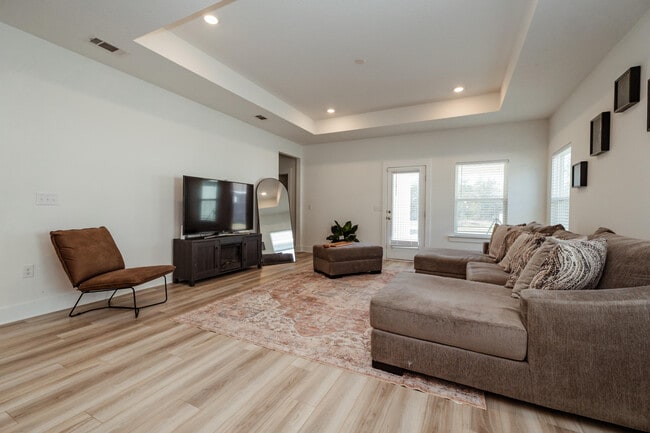 Building Photo - 231 Lyla Ln