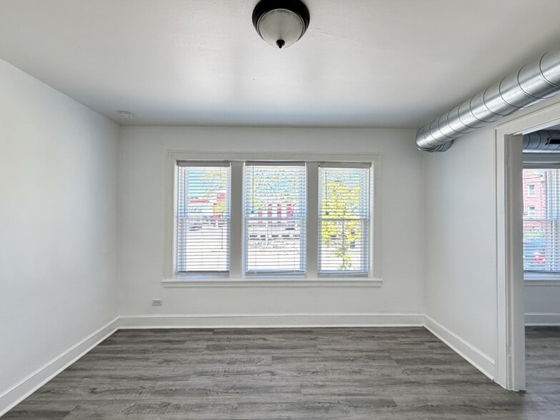 Building Photo - 1605 N McVicker Ave