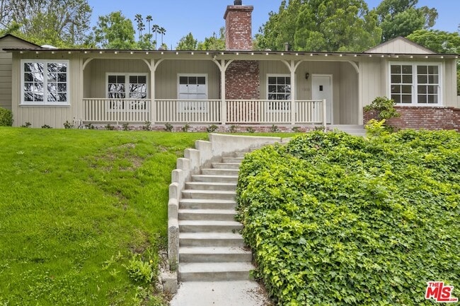 Building Photo - 18080 Karen Dr