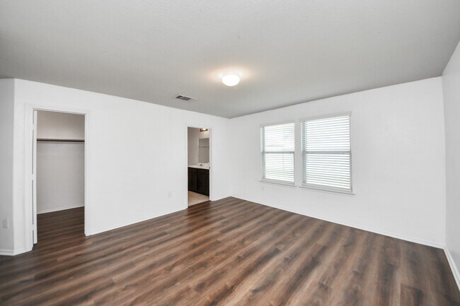 Building Photo - 2710 Lapwing Dr.