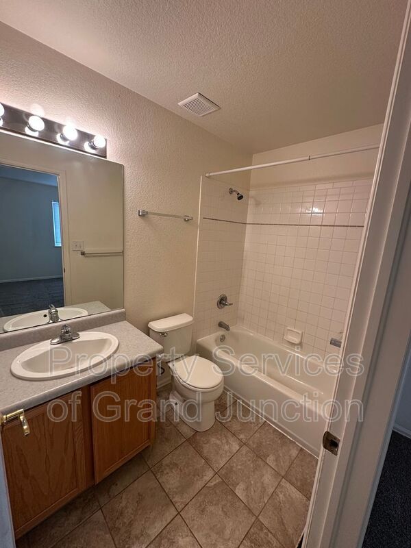 Building Photo - 448 Countryside Ln