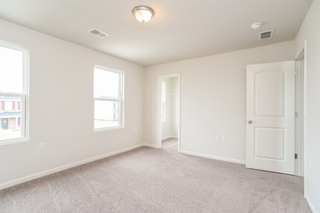 Building Photo - 4033 Lake Russell Dr