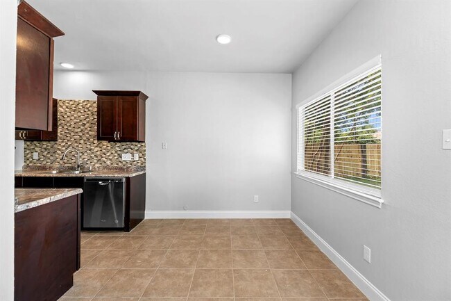 Building Photo - 1207 York Castle Dr