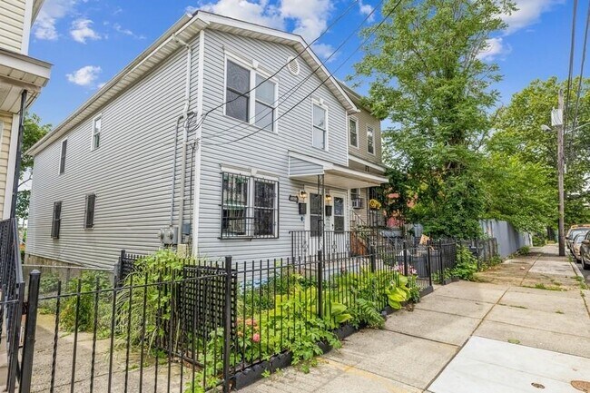 Building Photo - 260 Randolph Ave