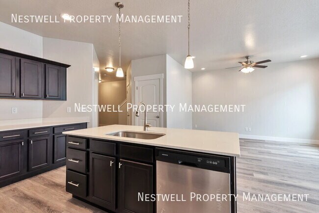 Building Photo - 1562 W State Rd