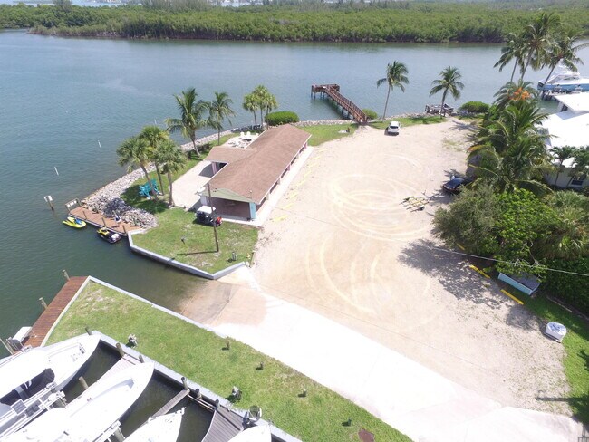 Building Photo - 5501 SE Nassau Terrace