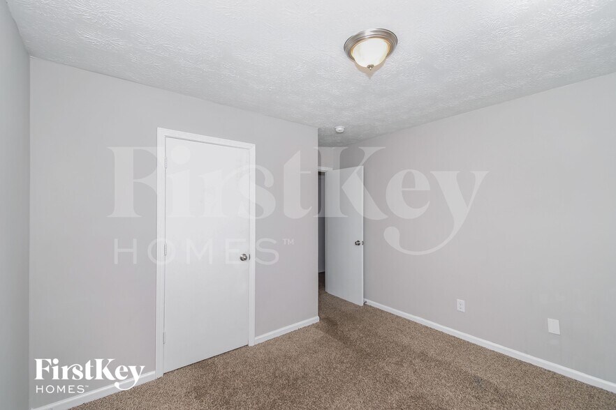 Building Photo - 1648 Olde Oak Dr