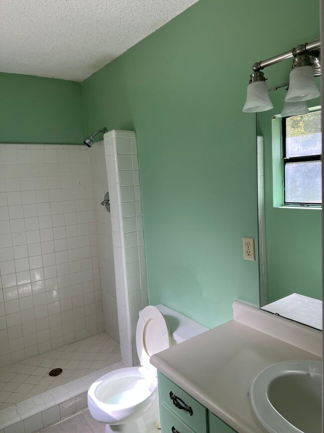 Building Photo - 203 Courtney Pl