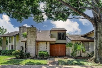 Building Photo - Houston Living in a Spacious Townhome