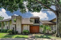 Building Photo - Houston Living in a Spacious Townhome