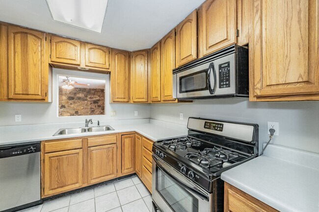 Building Photo - Updated home in Arlington Heights!