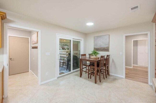 Building Photo - 512 Samana Way