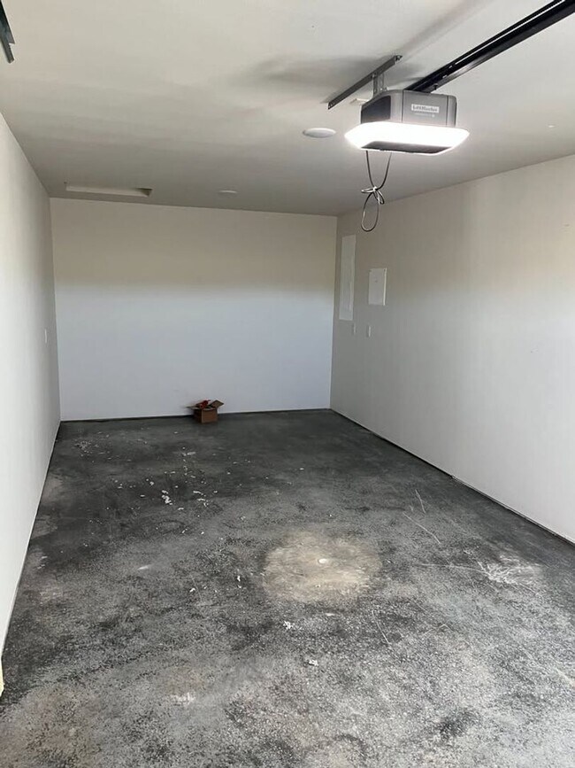 Building Photo - 5270 Christopher Dr