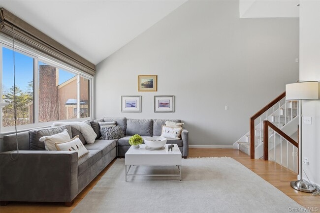 Building Photo - 10 Bayberry Ln