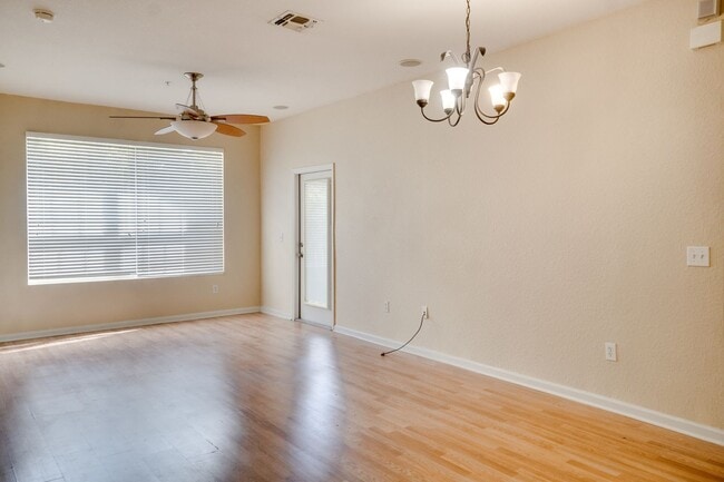 Building Photo - Cute 3/2 Condo in Horizons at Vista Lakes (Gated) with Updated Flooring and Front Parking Space