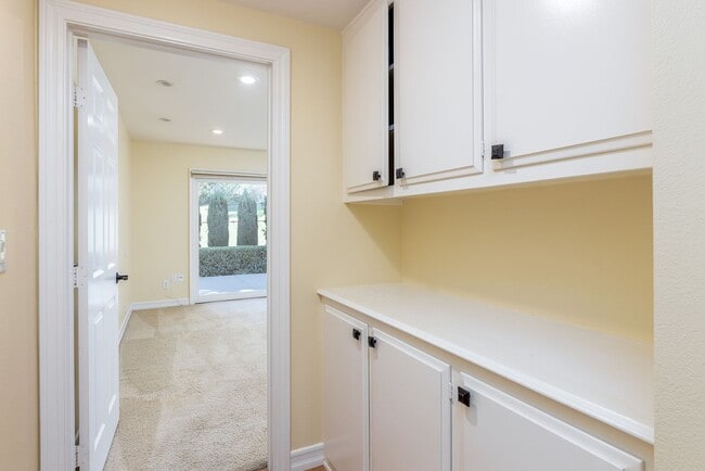 Building Photo - Spacious single level Home with A/C on the Golf Course!