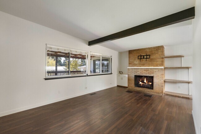 Building Photo - Spacious 5 Bedroom with Huge yard and 3 fireplaces