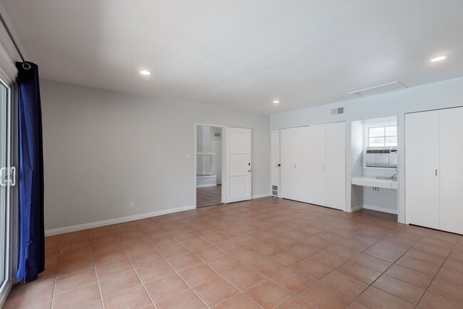 Building Photo - Spacious 5-Bedroom, 3-Bath Home with Pool ...