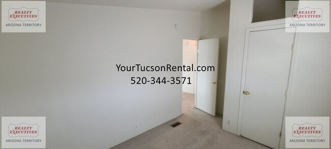 Building Photo - Irvington & Country Club area - 3 beds & 2 baths