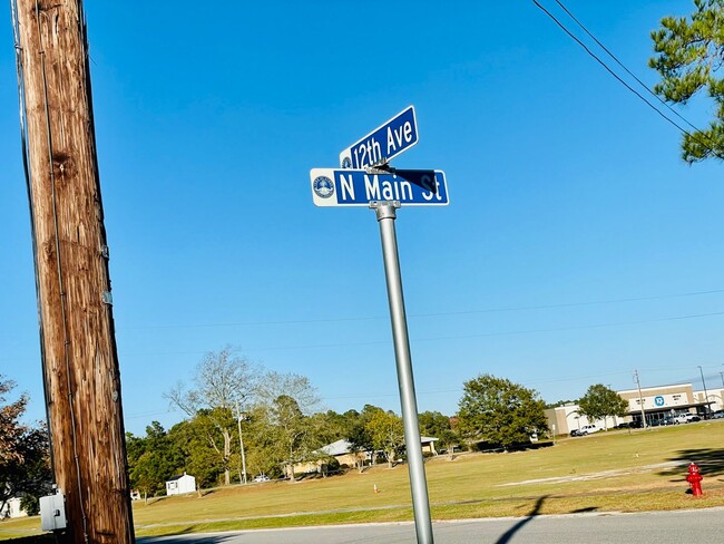 Building Photo - Adorable 2bd/2.5ba cottage in downtown Aynor - Ready for move in!!