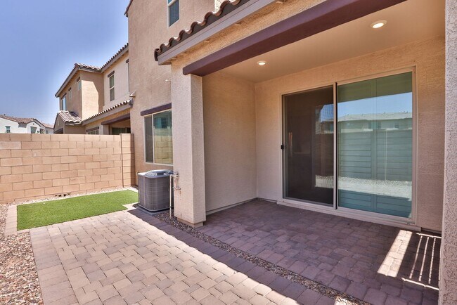 Building Photo - Gorgeous 4bed/3 bath End Unit Condo in Gil...