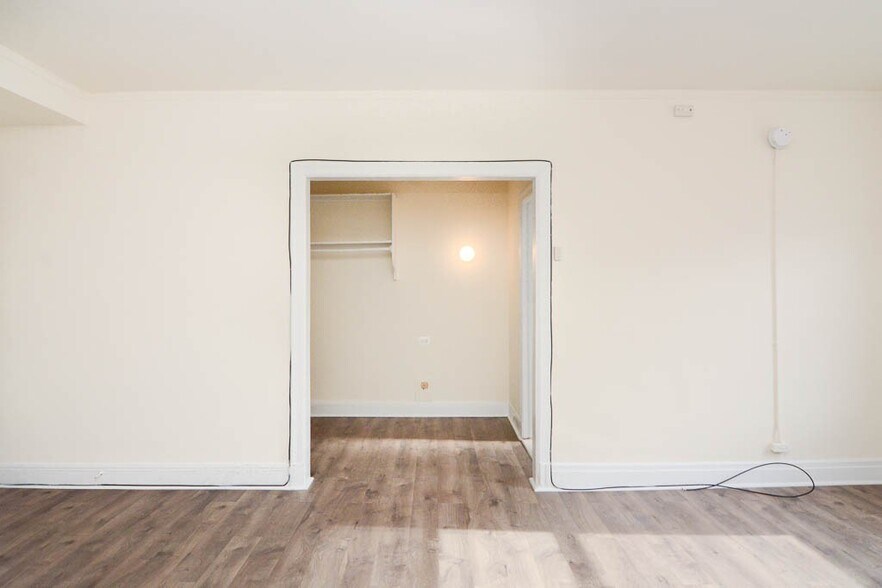 Building Photo - 3335 W Diversey Ave