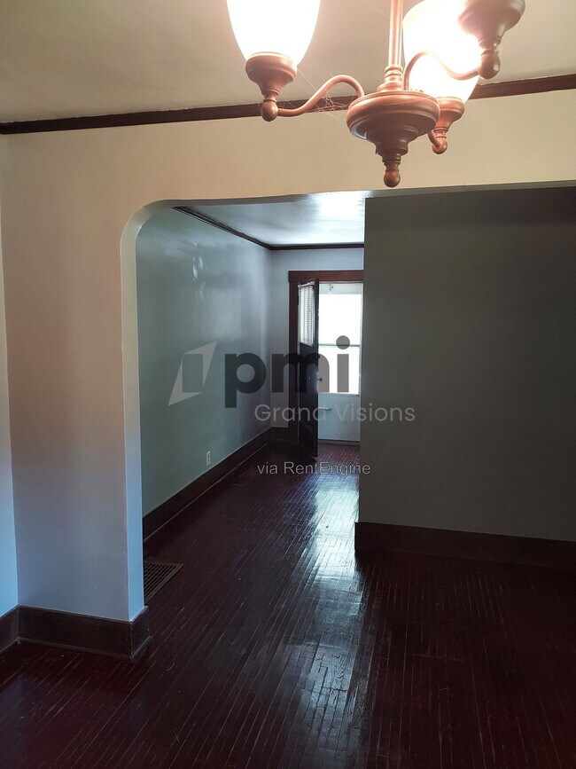 Building Photo - 853 N College St