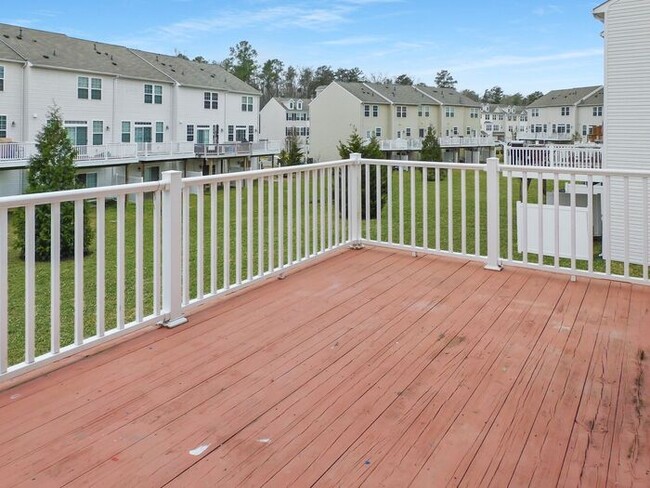 Building Photo - 3-Story End-Unit Town Home with 1 Car Garage