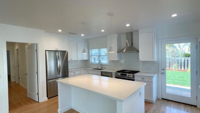 Building Photo - Walnut Creek Gorgeous 3-bedroom 2 bath hom...