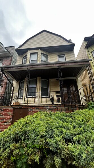 EXTERIOR MAIN - 187 Clerk St