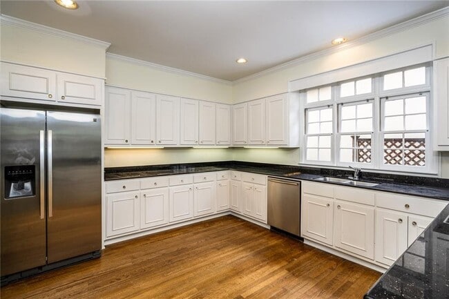 Building Photo - 1034 St James Crossing