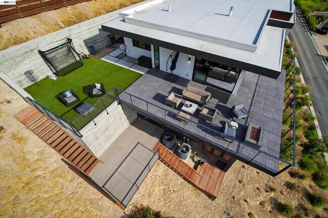 Building Photo - 297 Las Quebradas