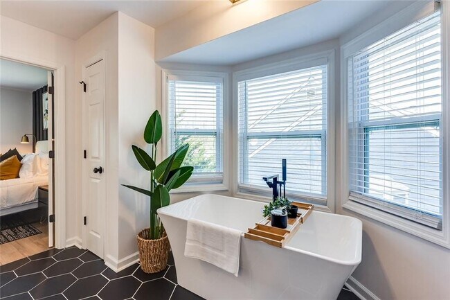Building Photo - 5015 Laurel Springs Way SE