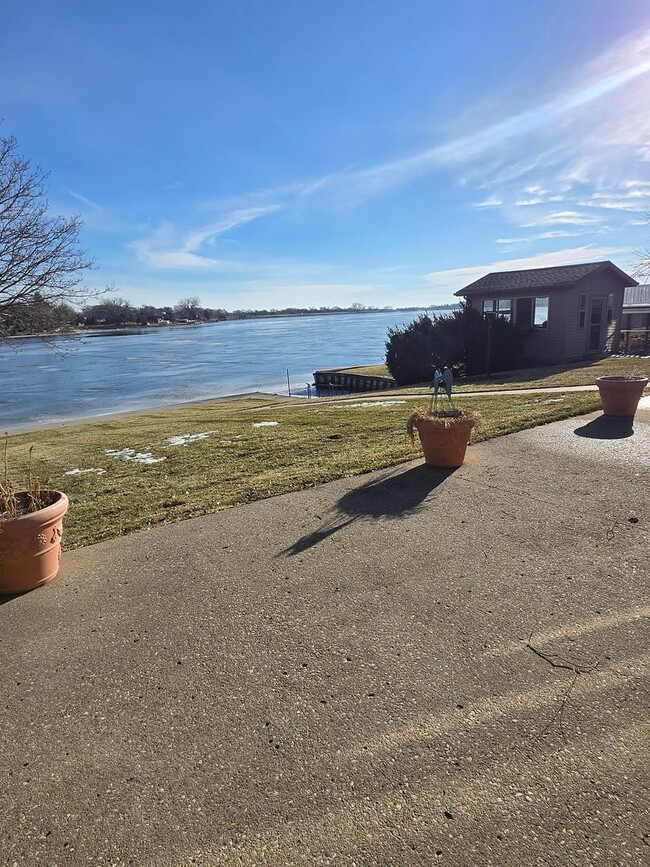 Building Photo - Home on the Lake
