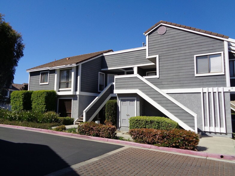 Building Photo - 5 Bridle Ln