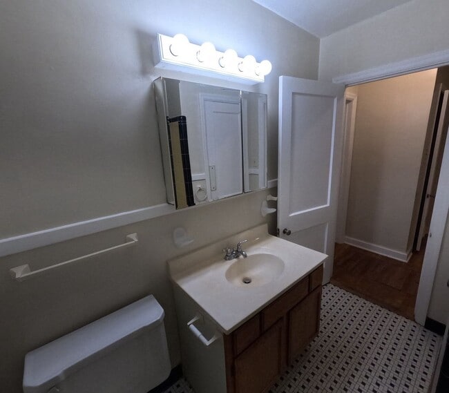 Building Photo - Renovated 3 Bed 1 Bath