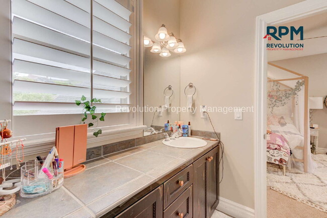 Building Photo - "Spacious Elegance: Stunning 6-Bedroom Ret...