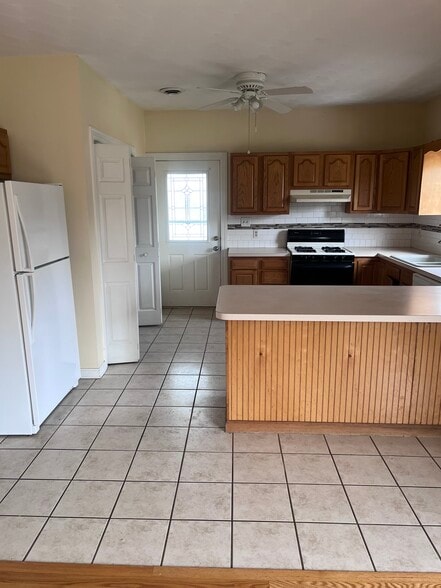 kitchen - 929 Avery Ave