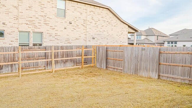 Building Photo - 1561 Sawmill Xing