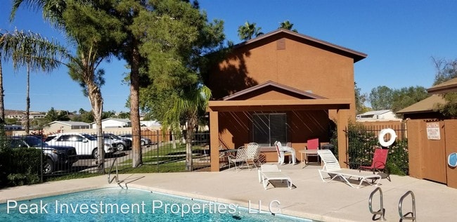 Building Photo - 1641 E Grovers Ave