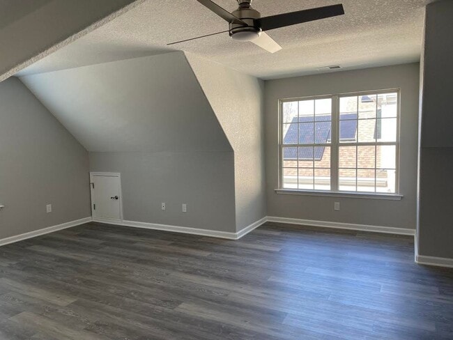 Building Photo - Woodbridge Pointe