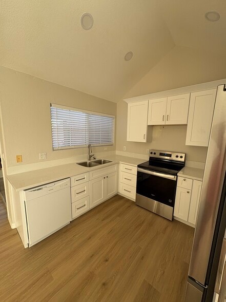 Building Photo - 1633 E Lakeside Dr