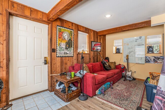 Building Photo - 2 Bedroom Cottage Oasis on The Hill!