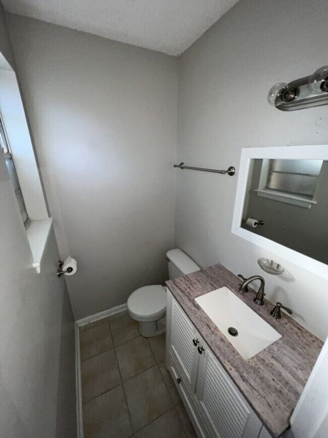 Building Photo - 3-Bedroom, 1.5-Bath Home in Baker  | Avail...